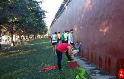尿红墙是什么意思？北京马拉松赛选手如厕难尿红墙