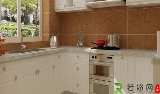 厨房瓷砖又油又粘 自制清洗剂清除污渍 墙面洁白如新