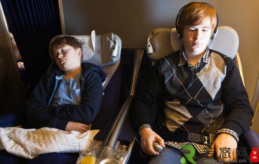 飞机上助眠小方法 爱旅行的你一定要知道
