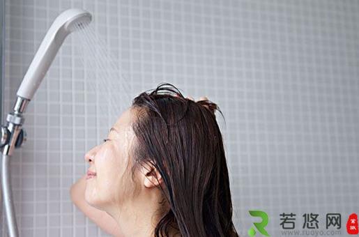 排除体臭的心理生理要求 勤洗澡多用除臭剂缓解体味