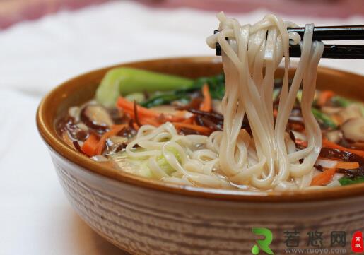 煮食物有学问-煮面条加点油不粘连