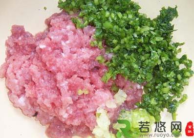 拌肉馅加点土豆沫 吸汤汁留营养