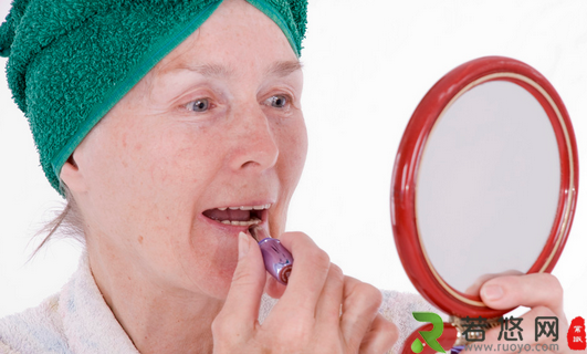 化妆有助于老人找到积极心态