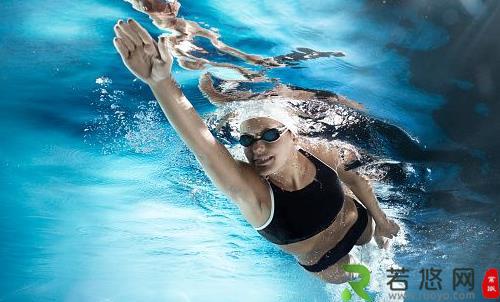 游泳有利于白领缓解颈椎疼痛