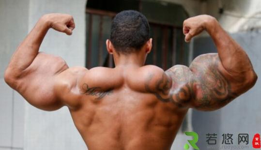 巴西健美运动员阿尔维斯仿绿巨人双臂险被截肢