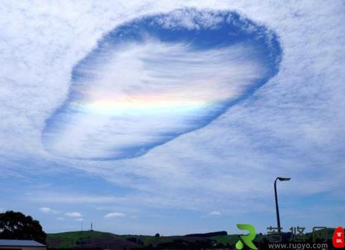 澳大利亚天空现“彩虹云洞”奇观 似神秘通道