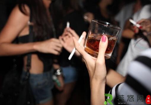 男性长期酗酒加快大脑老化-喝酒的危害