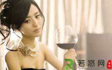 女人经期可适量喝红酒 但醉酒容易导致肝损伤