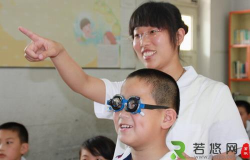 学生视力下降不可盲目配眼镜