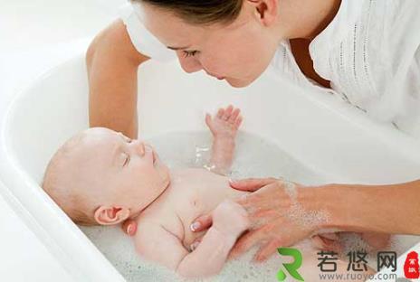 新生儿多久洗一次澡？新生儿洗澡的时间及注意事项