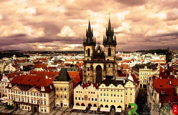 捷克首都布拉格一危险雕塑 高空中快掉下来的“人”