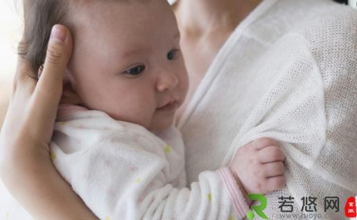 掌握方法采用正确的姿势 抱刚出生的宝宝毫无压力