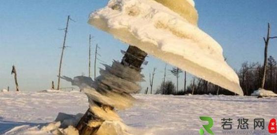 俄罗斯干干净净的水库 一夜之间突然出现“冰蘑菇”