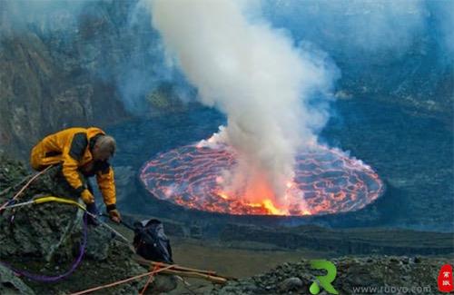 世界上最大的熔岩湖 尼拉贡戈火山坑火山口最大直径2千米