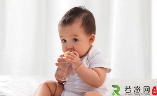 宝宝不爱喝水怎么办 宝宝不宜一次性大量喝水