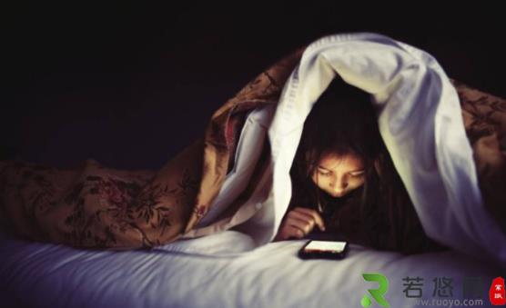 睡前长时间玩手机的6大危害 长时间玩手机注意的四点