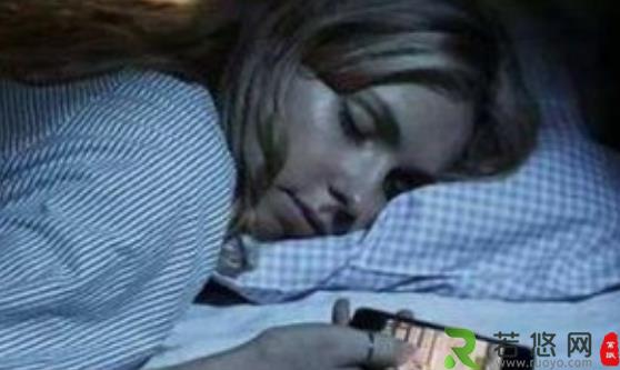 睡前长时间玩手机的6大危害 长时间玩手机注意的四点