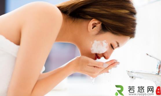 洗脸时泡泡多就是好吗 如何正确使用洗面奶