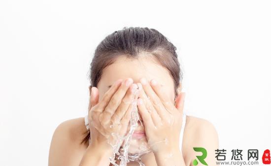 洗脸时泡泡多就是好吗 如何正确使用洗面奶