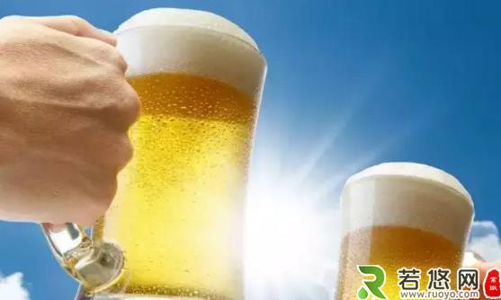 滥喝啤酒的危害不可小觑 夏天喝啤酒需要注意的事项